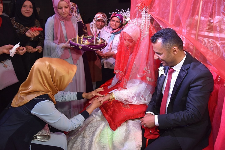 Kınada Erkek Elini Açar Mı?