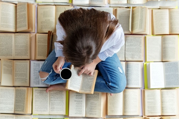 Kitap Okurken Gözlük Takılmalı Mı?