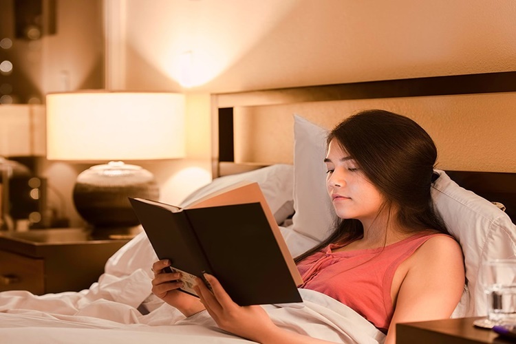 Kitap Okurken Neden Esneriz?