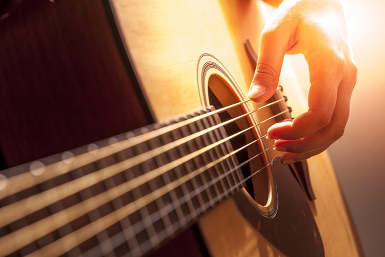 Klasik Gitar İle Elektro Gitar Arasındaki Fark Nedir?