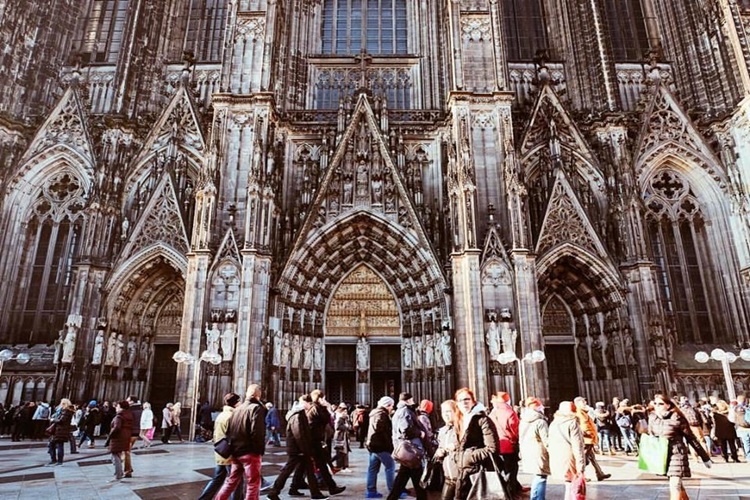 Köln ile İstanbul Arası Kaç Saatte Yolculuk Yapılabilir?