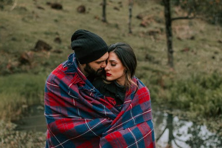 Kova Burcu Kadını ve Balık Burcu Erkeği Evliliği Nasıl Olur? 