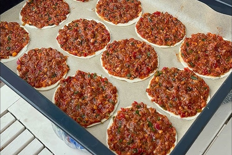 Lahmacun Hamuru Kaç Dakika Bekletilir?