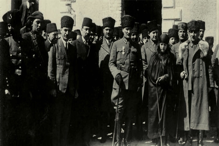 Latife Hanım Başını Açtı Mı?