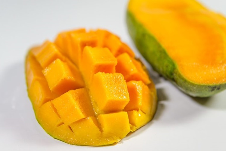 Mango Meyvesinin Tadı Neye Benziyor?