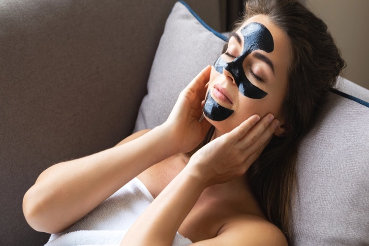 Maske Siyah Nokta Yapar Mı?