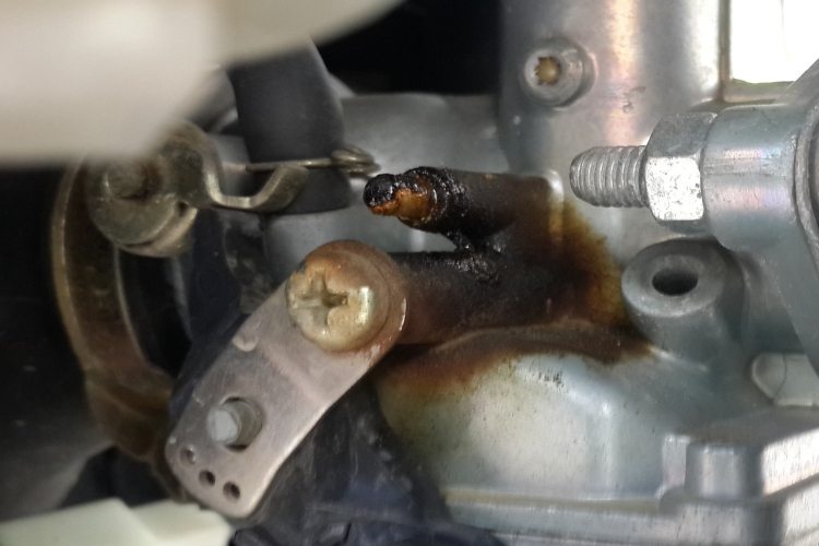 Motor Karbüratör Neden Benzin Akıtır?