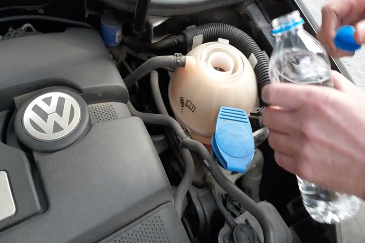 Motor Suyuna Normal Su Konur Mu?