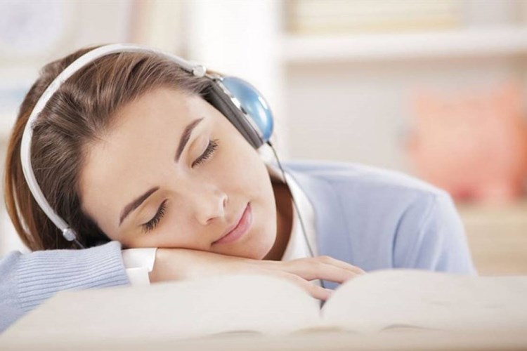 Mübarek Gecelerde Kulaklık İle Müzik Dinlemek Günah Mı?