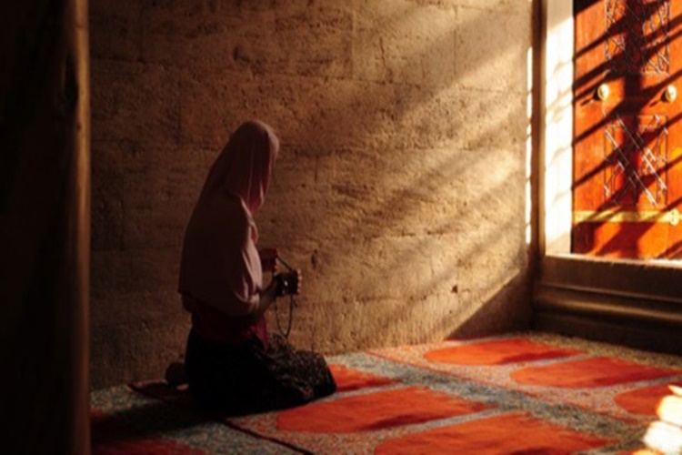 Namaz Kılan Kadın Aldatır Mı?