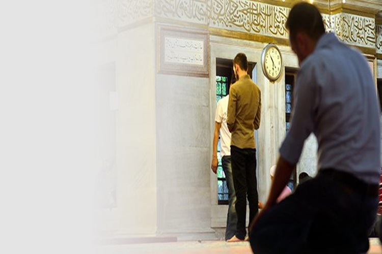 Namaz Kılanın Önünden Nasıl Geçilir?