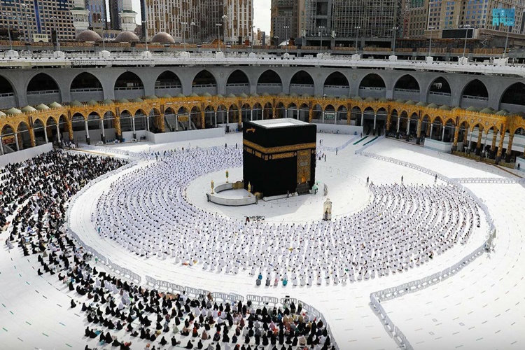 Namaz Kılarken Eller Nasıl Bağlanır?
