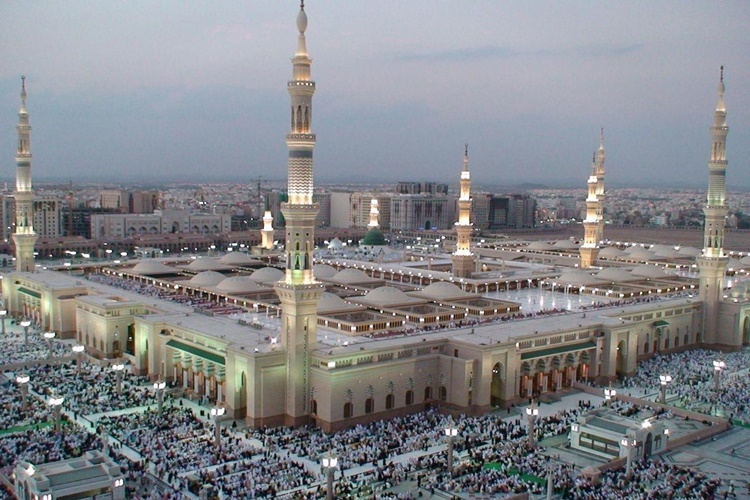 Namaz Kılarken Gözler Kapatılır Mı?