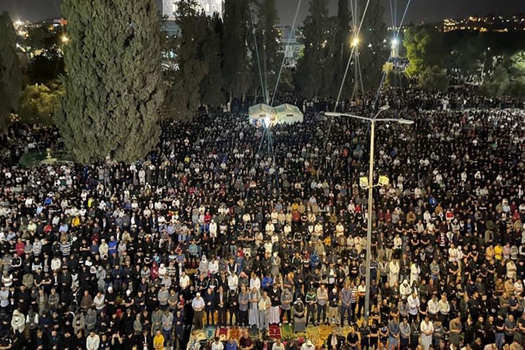 Namaz Kılarken İnsan Neden Esner?