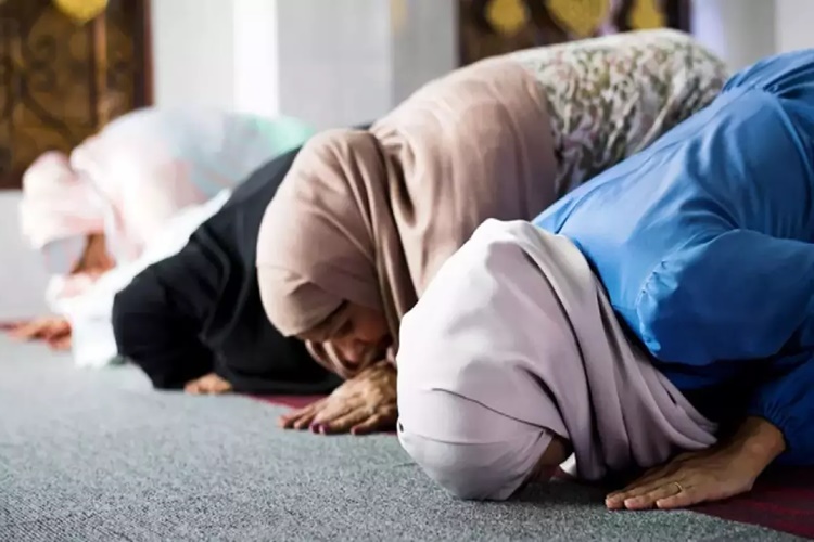 Namazda Konuşmak Abdesti Bozar Mı?