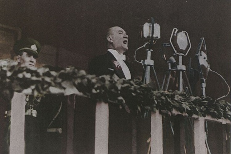 Ne Mutlu Türküm Diyene İlk Kim Söyledi?