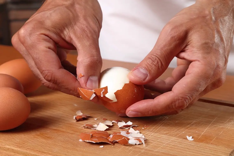 Neden Bazı Haşlanmış Yumurtaları Soymak Daha Zordur?