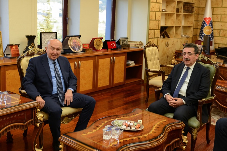 Nihat Pakdil Kimin Oğlu?