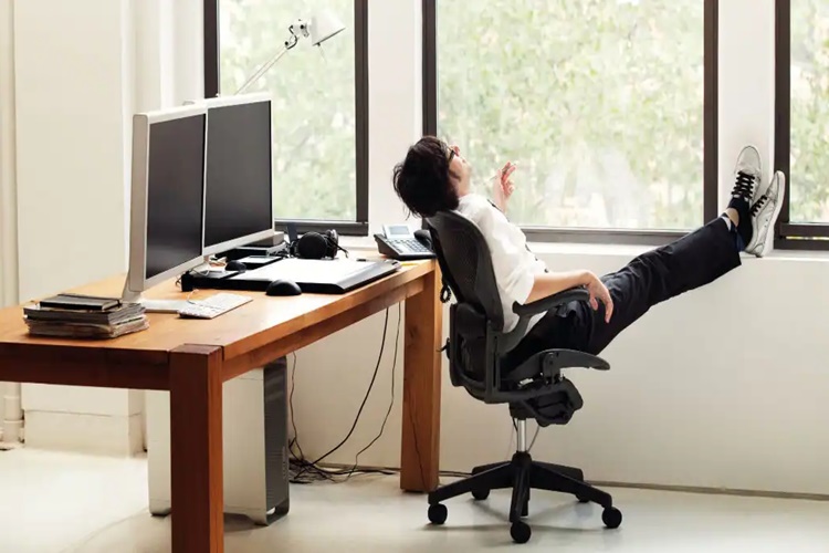 Ofis Sandalyesine Tekerlek Taktığı Bilinen İlk Kişi Kimdir?