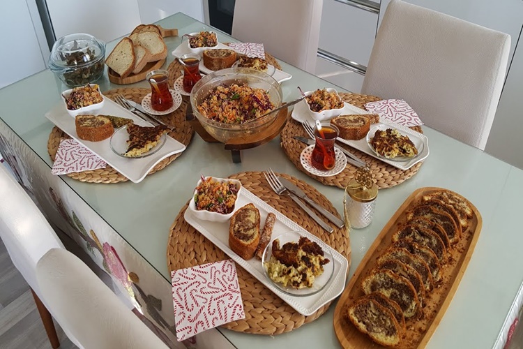 Öğlen Çayın Yanına Ne Gider?
