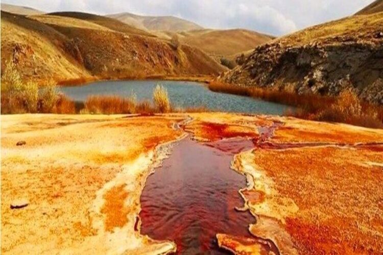 Otlukbeli Gölü Neden Kırmızı?