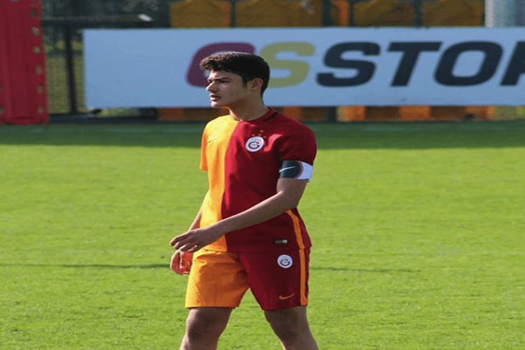 Ozan Kabak Hangi Mevkide Oynuyor?