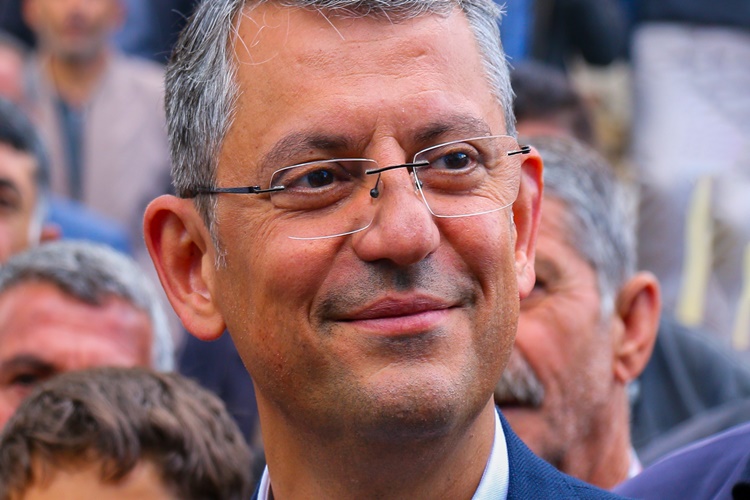 Özgür Özel Kaç Yaşında?