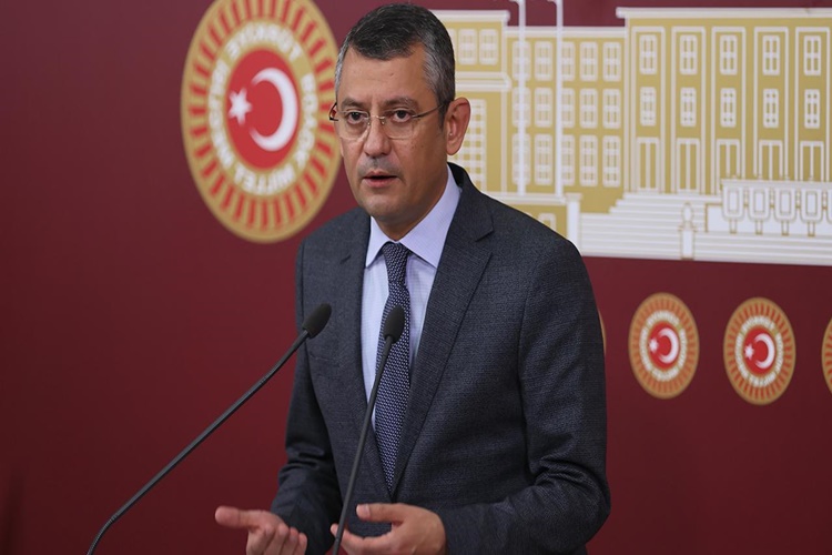Özgür Özel Yabancı Dil Biliyor Mu?