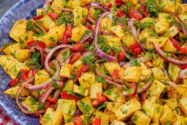 Patates Salatasına Sarımsak Konur Mu?