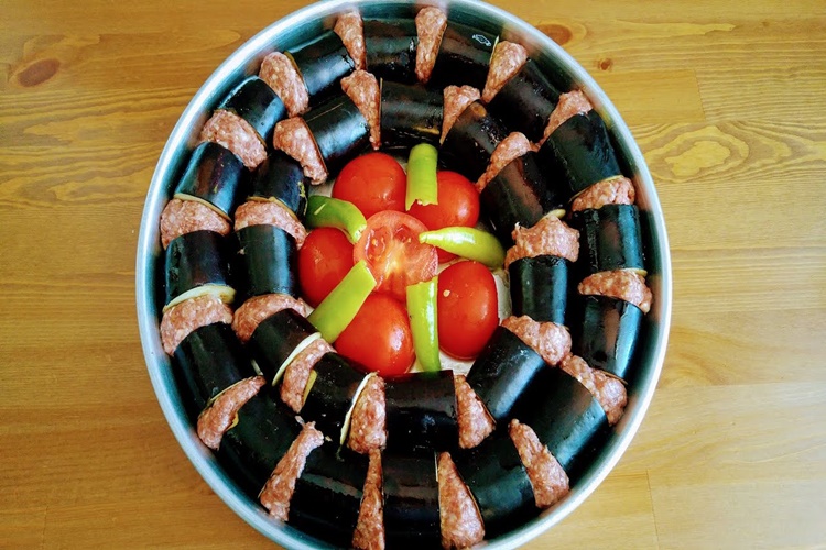 Patlıcan Kebabına Sarımsak Konur Mu?