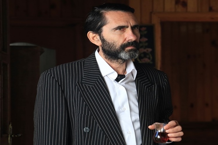 Peker Açıkalın’ın Boyu Kaçtır?