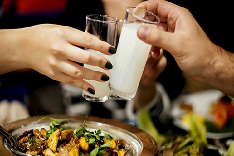 Rakı Dolapta Kaç Gün Bekler?