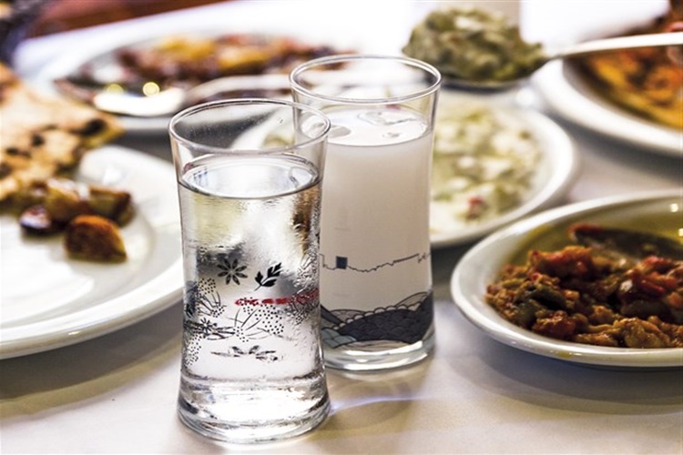 Rakı Dolapta Saklanır Mı?