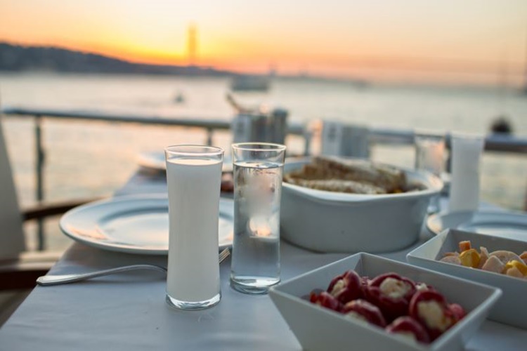 Rakıdan Önce Yemek Yenir Mi?