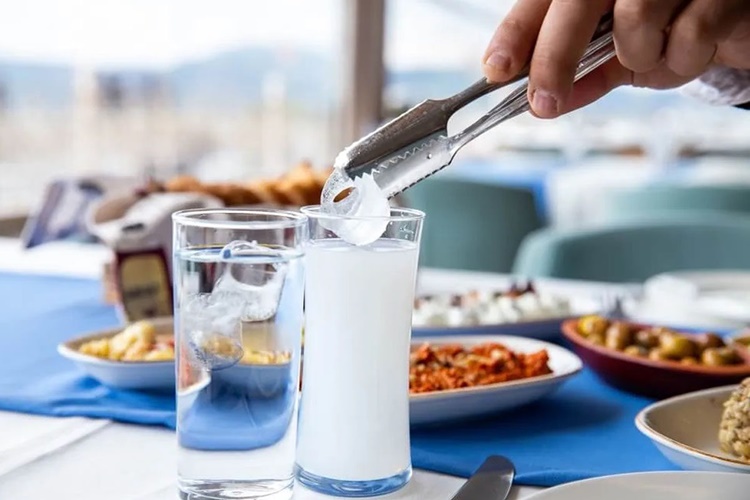 Rakının Rengi Neden Değişmez?