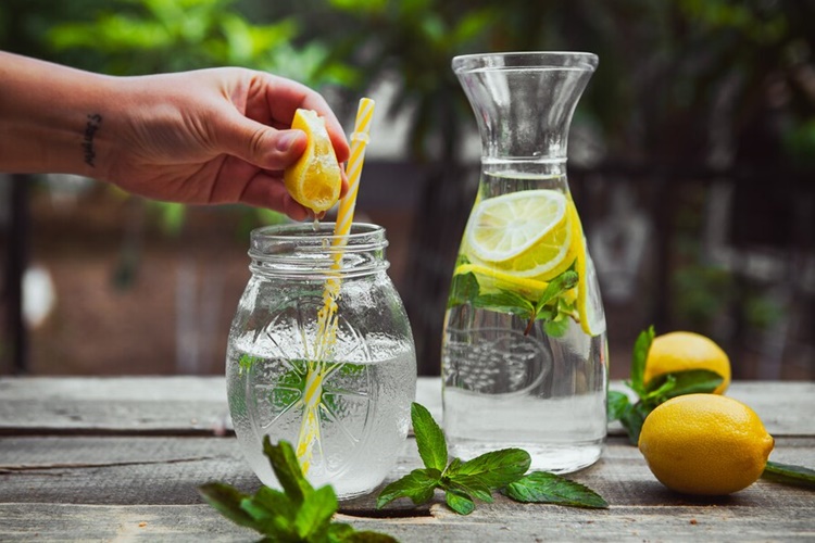 Rakının Yanında Limonlu Su İçilir Mi?