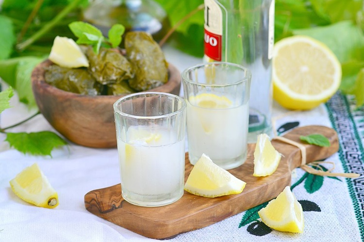 Rakıya Neden Önce Buz Atılmaz?