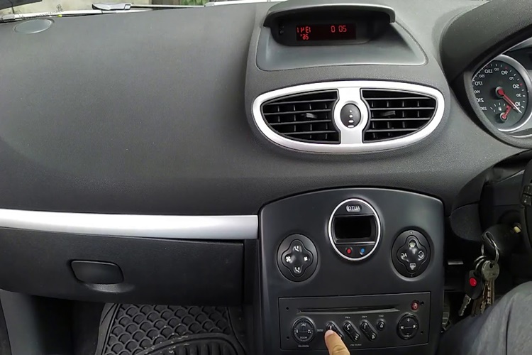 Renault Laguna Teyp Kodu Nasıl Girilir?