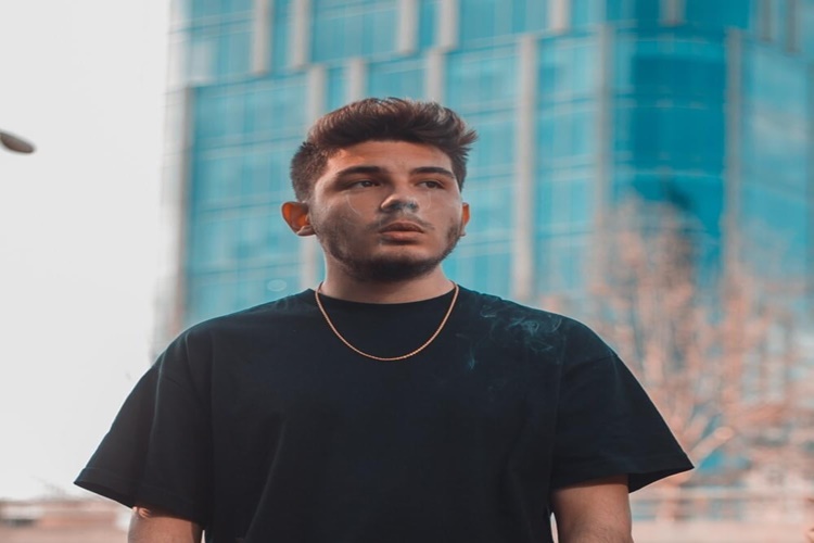 Rengarenk Acılar Sözleri Kime Ait?