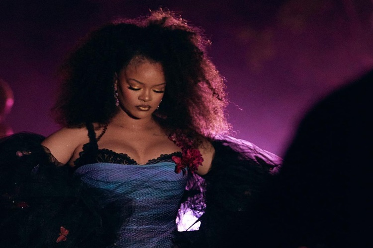 Rihanna'nın Burnu Estetik Mi?