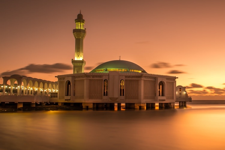 Rüyada Cami Bahçesinde Oturmak Ne Anlama Gelir?