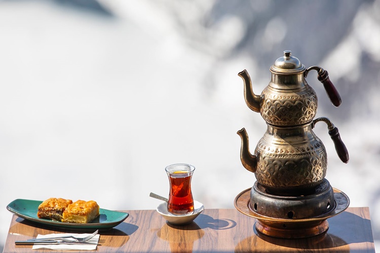 Rüyada Çay Semaveri Görmek Ne Anlama Gelir?