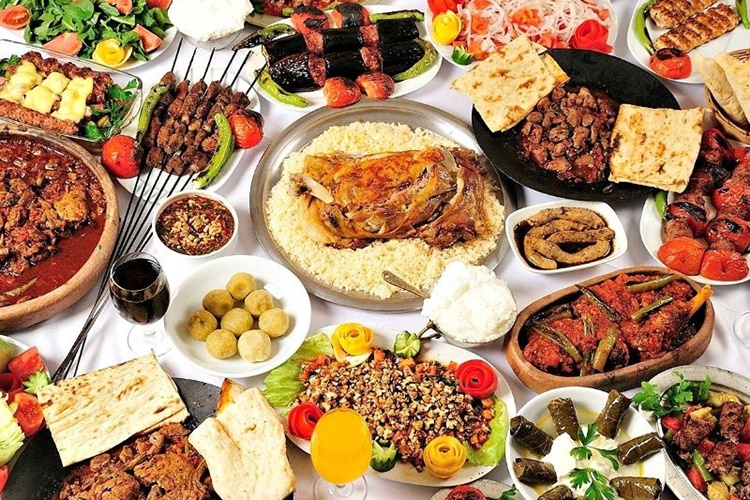 Rüyada Davet Sofrası Görmek Ne Anlama Gelir?