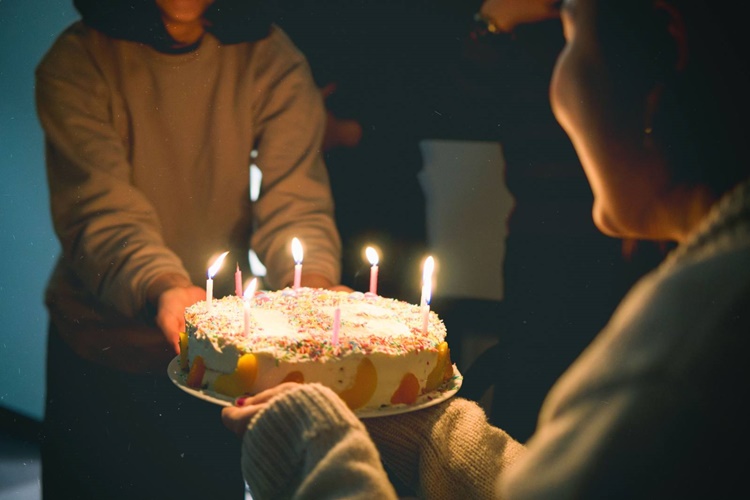 Rüyada Doğum Günü Mumu Üflemek Ne Anlama Gelir?