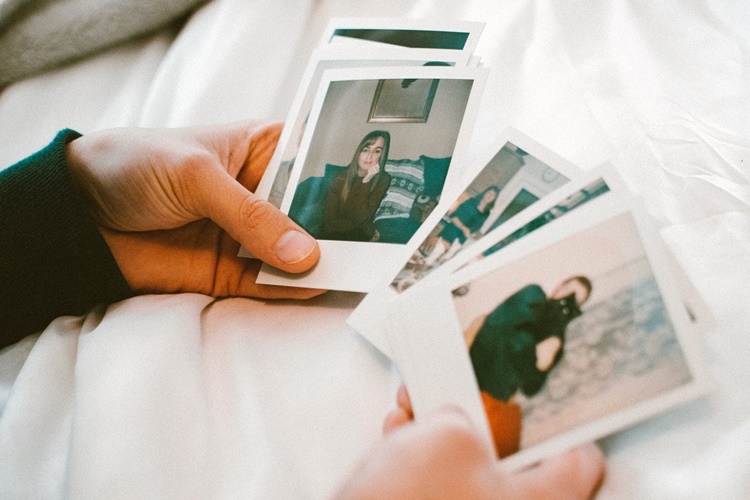 Rüyada Fotoğraf Dağıtmak Ne Anlama Gelir?