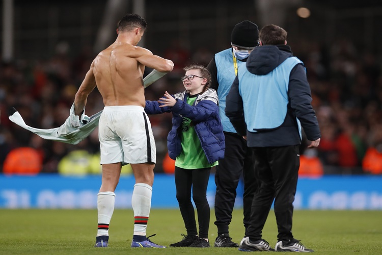 Rüyada Futbolcu İle Fotoğraf Çektirmek Ne Anlama Gelir?