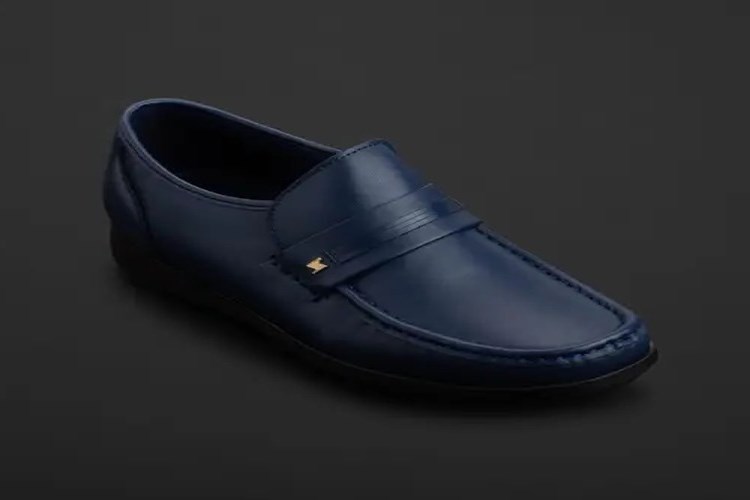 Rüyada Yeni Lacivert Ayakkabı Giymek Ne Anlama Gelir?