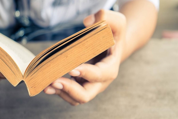Sakız Çiğneyerek Kitap Okumak Faydalı Mı?