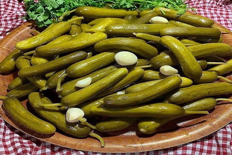 Salatalık Turşusuna Sarımsak Konur Mu?