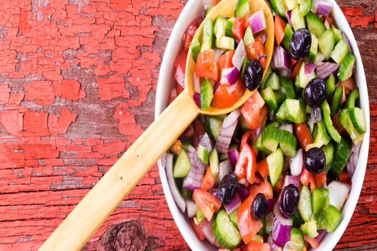 Salatanın Yanına Ne Gider?